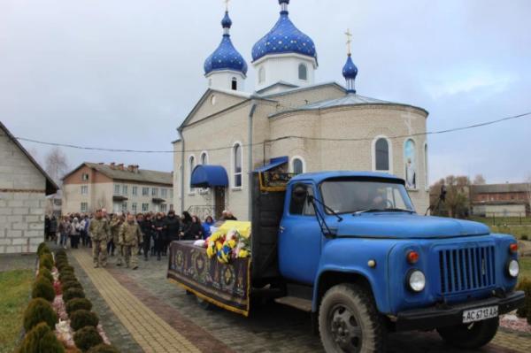 Рожищенська громада попрощалась із захисником України Василем Савичем24