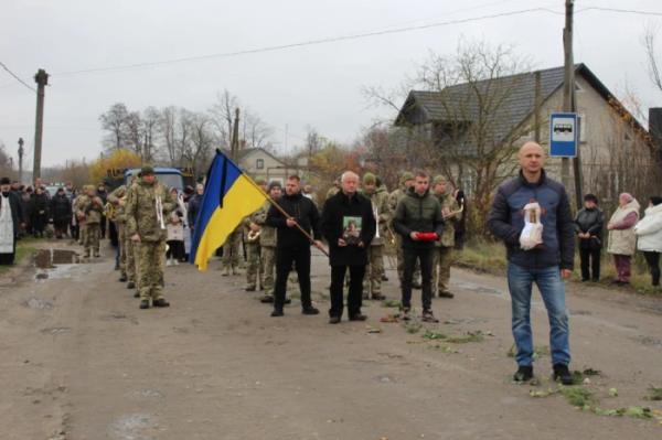 Рожищенська громада попрощалась із захисником України Василем Савичем18