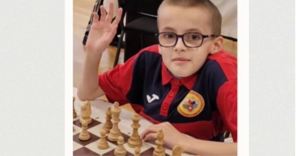 Микола Петрук вийшов проти дорослих шахістів області, і увійшов до числа найсильніших