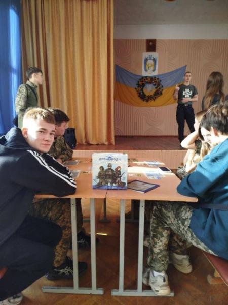 Школярам із Оженина презентували першу у світі настільну гру про дрони4