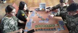 Школярам із Оженина презентували першу у світі настільну гру про дрони