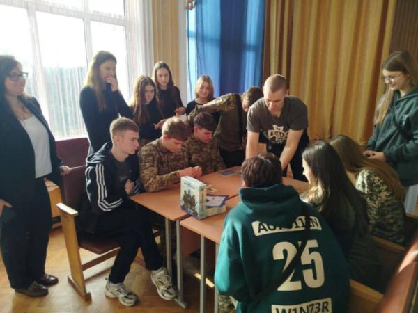 Школярам із Оженина презентували першу у світі настільну гру про дрони7