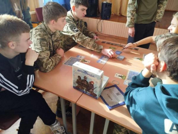 Школярам із Оженина презентували першу у світі настільну гру про дрони8