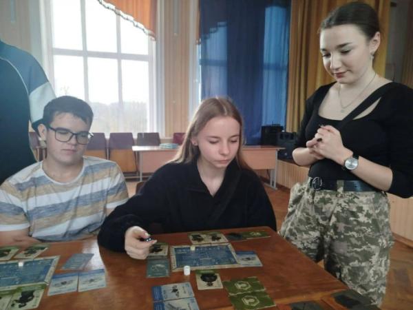 Школярам із Оженина презентували першу у світі настільну гру про дрони1