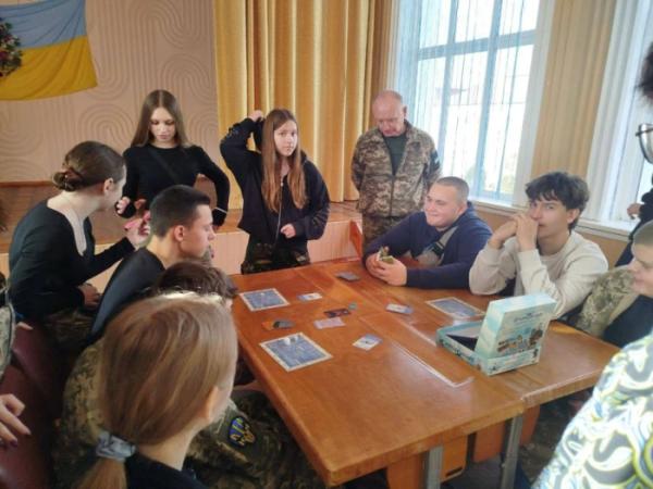 Школярам із Оженина презентували першу у світі настільну гру про дрони5