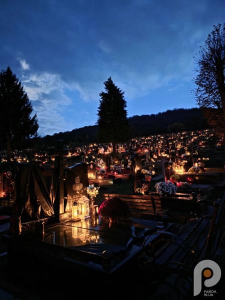 Світло свічок і тиша молитви: свалявчани відзначили День пам’яті померлих26