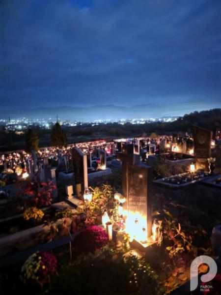 Світло свічок і тиша молитви: свалявчани відзначили День пам’яті померлих12