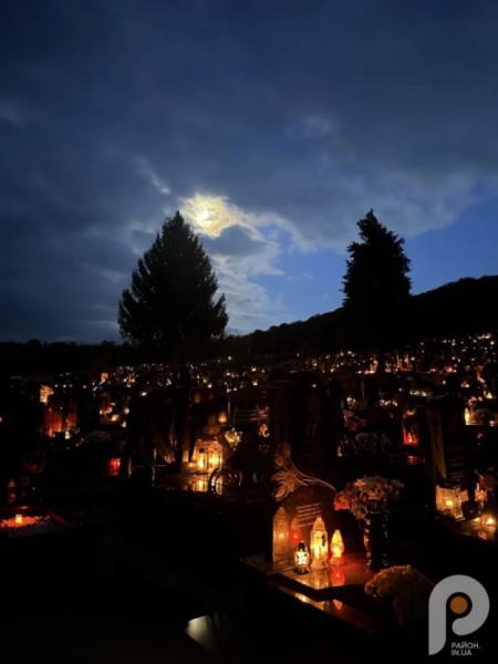 Світло свічок і тиша молитви: свалявчани відзначили День пам’яті померлих2