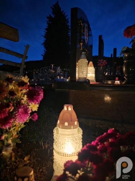 Світло свічок і тиша молитви: свалявчани відзначили День пам’яті померлих23