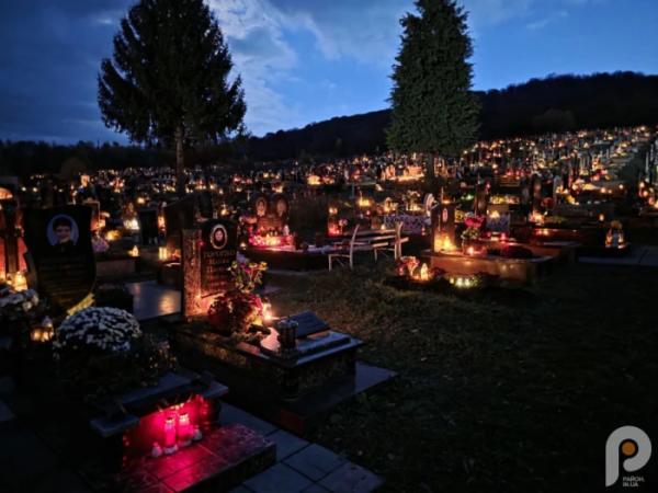 Світло свічок і тиша молитви: свалявчани відзначили День пам’яті померлих27