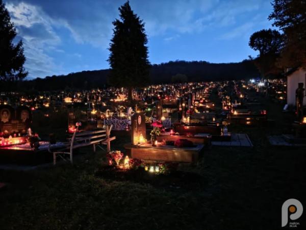 Світло свічок і тиша молитви: свалявчани відзначили День пам’яті померлих25