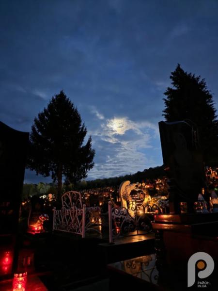 Світло свічок і тиша молитви: свалявчани відзначили День пам’яті померлих24