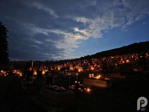 Світло свічок і тиша молитви: свалявчани відзначили День пам’яті померлих19