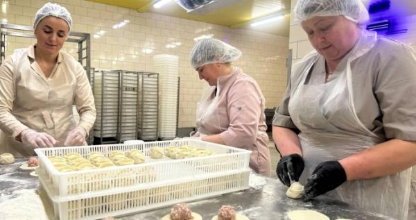 Щодня підприємство випускає понад 2,5 тонни продукції, яка продається у понад 150 магазинах 11 областей України.