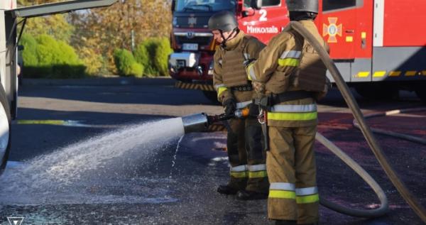 Рятувальники ліквідують наслідки російської атаки на Миколаїв, 1 листопада 2025 року
