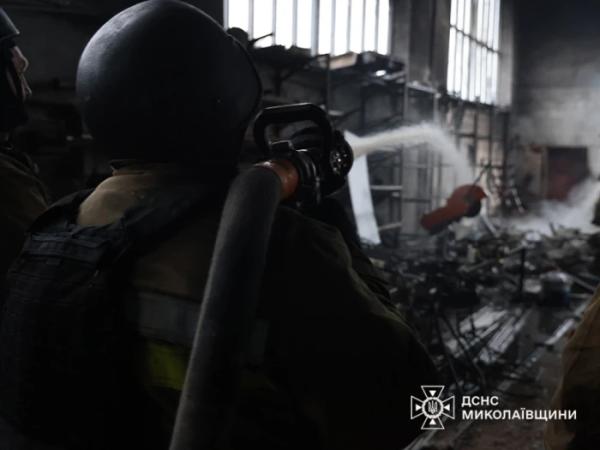У Миколаєві рятувальники ліквідують наслідки ворожої атаки2