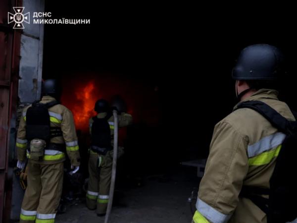 У Миколаєві рятувальники ліквідують наслідки ворожої атаки3