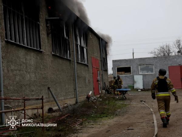 У Миколаєві рятувальники ліквідують наслідки ворожої атаки1