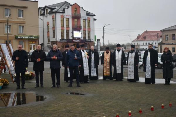 У світлі свіч скорботи: Дубенщина вшанувала пам’ять жертв Голодоморів4