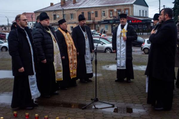 У світлі свіч скорботи: Дубенщина вшанувала пам’ять жертв Голодоморів12