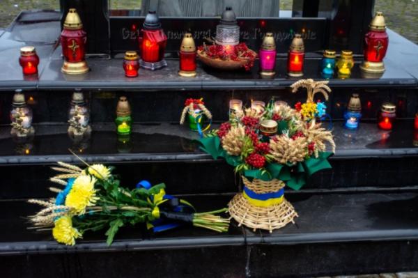 У світлі свіч скорботи: Дубенщина вшанувала пам’ять жертв Голодоморів11