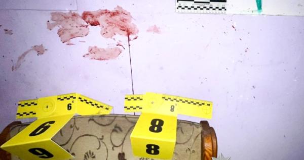 54-річний чоловік, раніше судимий і нещодавно звільнений з місць позбавлення волі, під час розпиття алкоголю в квартирі 66-річного пенсіонера наніс йому удари молотком та ножем