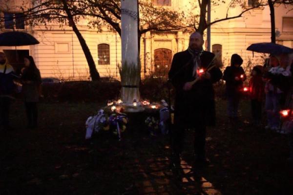 Українська громада в Угорщині вшанувала жертв Голодомору акцією «Запали свічку пам’яті» в Будапешті3