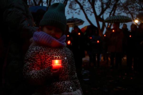 Українська громада в Угорщині вшанувала жертв Голодомору акцією «Запали свічку пам’яті» в Будапешті2