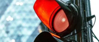 В Одесі під час хвилини мовчання на кількох перехрестях світлофори працюватимуть у режимі «червоний для всіх»