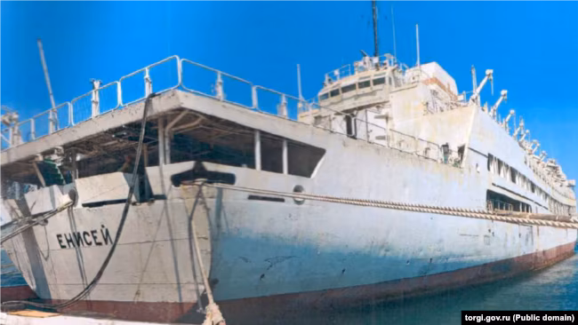В Севастополе российские власти выставили на аукцион два корабля1