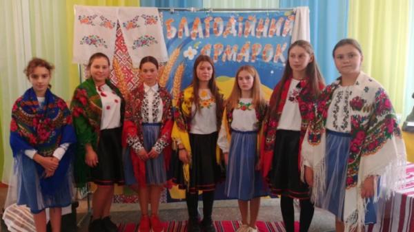 Вже третій рік поспіль: Радивилівська громада провела благодійні шкільні ярмарки для підтримки захисників9