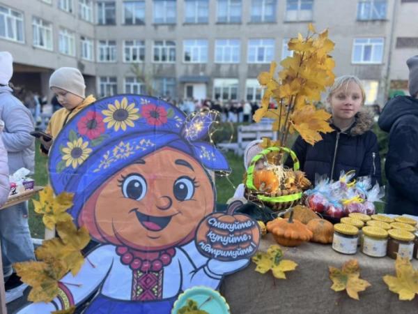 Вже третій рік поспіль: Радивилівська громада провела благодійні шкільні ярмарки для підтримки захисників4
