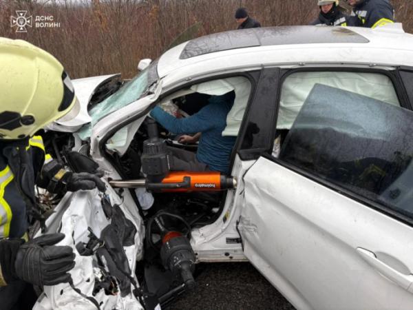 Жахлива аварія неподалік Володимира: рятувальники деблокували затиснутих водіїв4