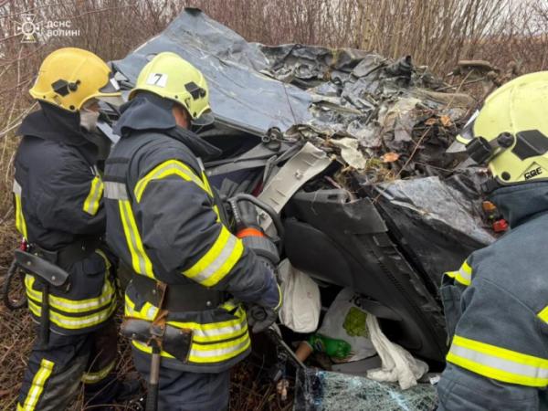 Жахлива аварія неподалік Володимира: рятувальники деблокували затиснутих водіїв1