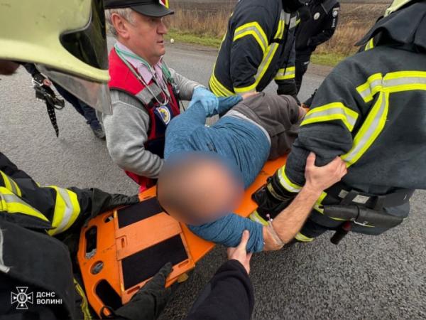 Жахлива аварія неподалік Володимира: рятувальники деблокували затиснутих водіїв3