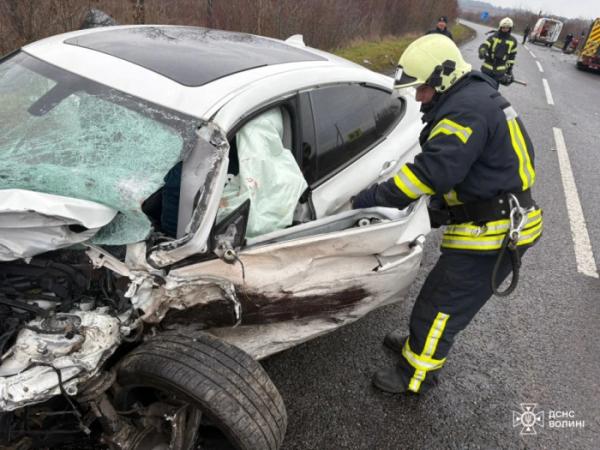 Жахлива аварія неподалік Володимира: рятувальники деблокували затиснутих водіїв5