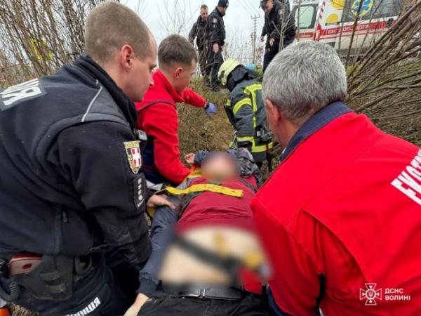 Жахлива аварія неподалік Володимира: рятувальники деблокували затиснутих водіїв2