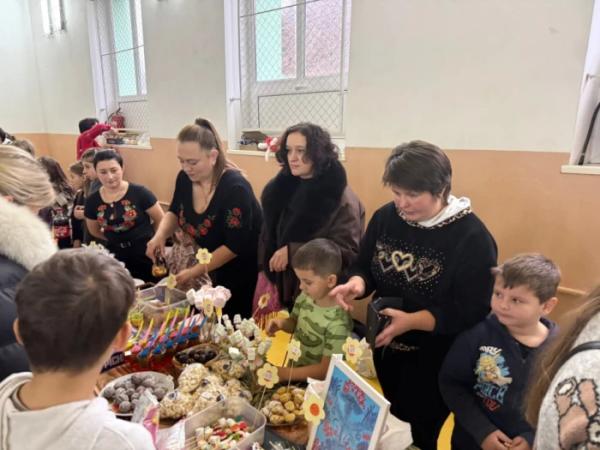 Дубенські ліцеїсти ярмаркували на авто військовим3