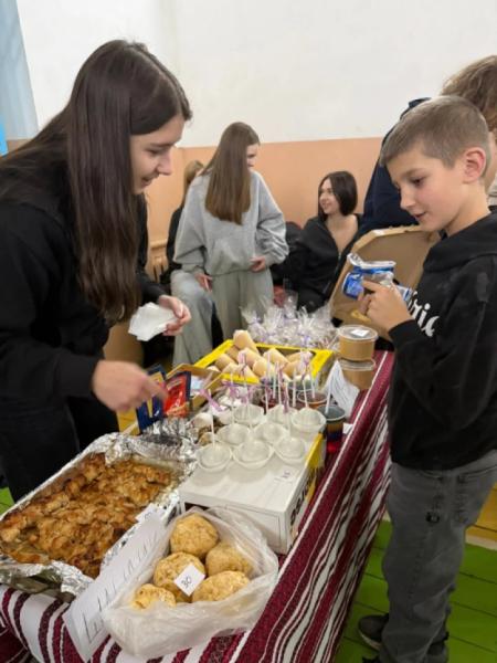 Дубенські ліцеїсти ярмаркували на авто військовим2