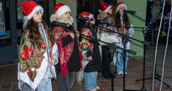 На відкритті міської ялинки в Дубні відбулось справжнє зимове свято