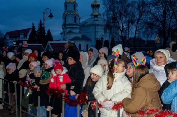 Головна ялинка Дубна засяяла святковою ілюмінацією6