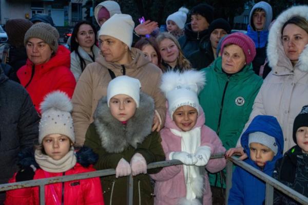 Головна ялинка Дубна засяяла святковою ілюмінацією5