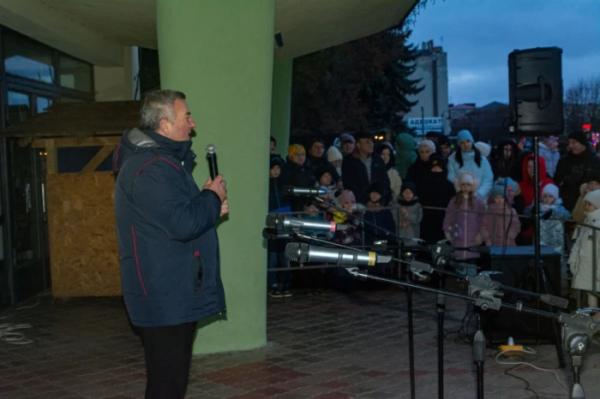 Головна ялинка Дубна засяяла святковою ілюмінацією2