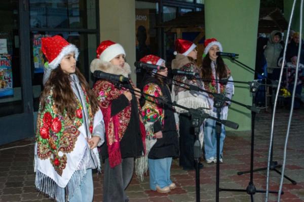 Головна ялинка Дубна засяяла святковою ілюмінацією3