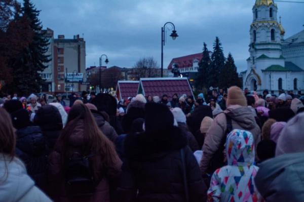 Головна ялинка Дубна засяяла святковою ілюмінацією7