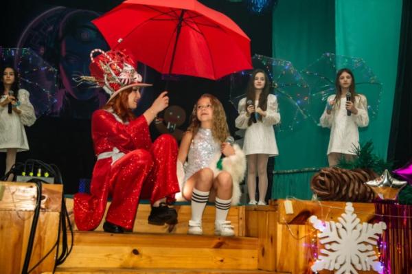 Історія про диво, яке потрібно врятувати: у Рожищі відбулась прем'єра вистави «Нейро-Різдво»8