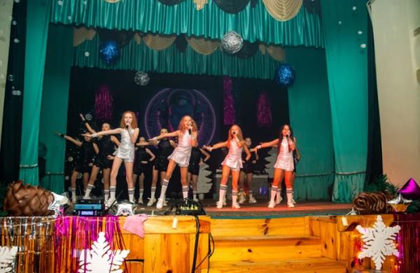 Історія про диво, яке потрібно врятувати: у Рожищі відбулась прем'єра вистави «Нейро-Різдво»10