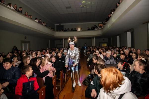 Історія про диво, яке потрібно врятувати: у Рожищі відбулась прем'єра вистави «Нейро-Різдво»18