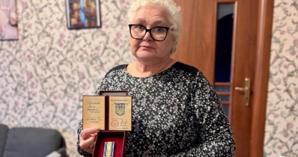 Матері загиблого воїна з Нововолинська вручили орден «За мужність» Матері загиблого воїна з Нововолинська вручили орден «За мужність»