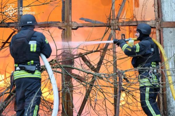 Працюють понад пів сотні рятувальників: у Луцьку ліквідовують наслідки російської атаки2